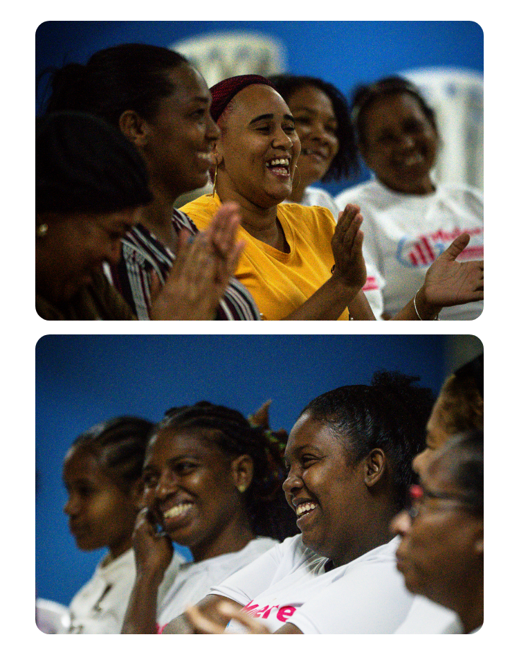 Eine Nahaufnahme einer lachenden Frau im Stuhlkreis. 