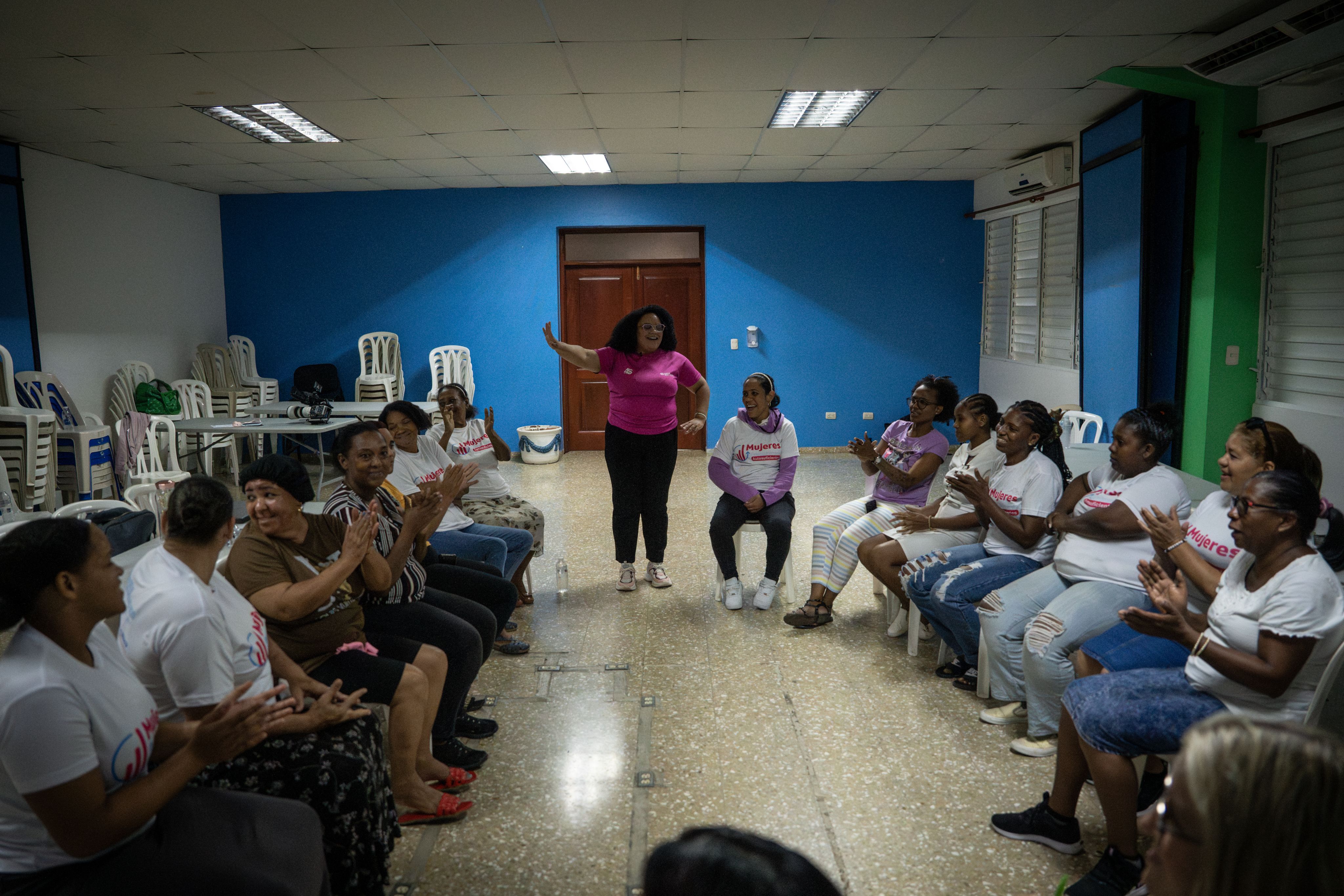 Ein Foto-Einblick in das Programm „Selbstständige Frauen.“ Die Frauen sitzen im Stuhlkreis und klatschen. 