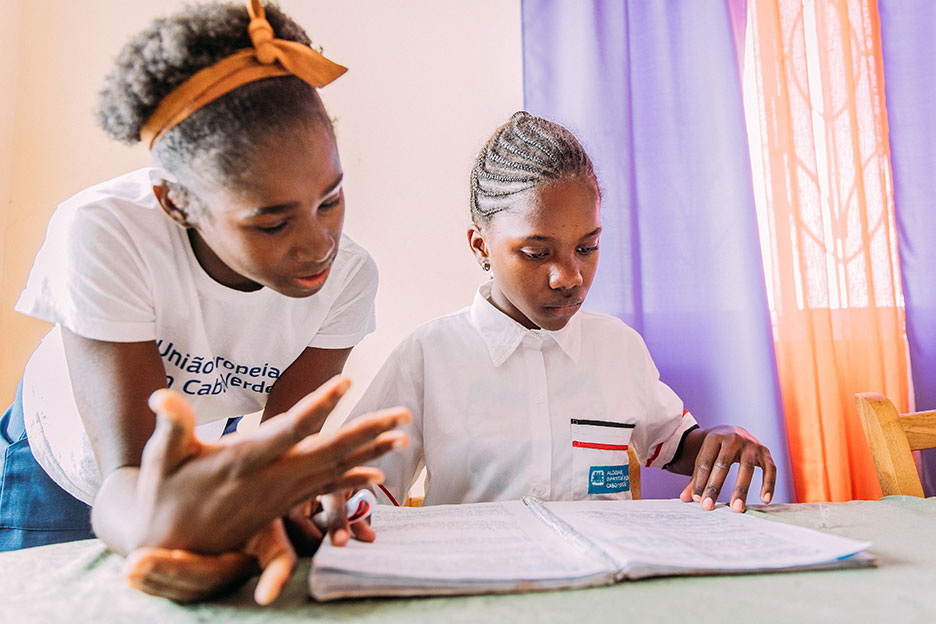 Zwei Mädchen im SOS-Kinderdorf auf den Kap Verden lernen gemeinsam.