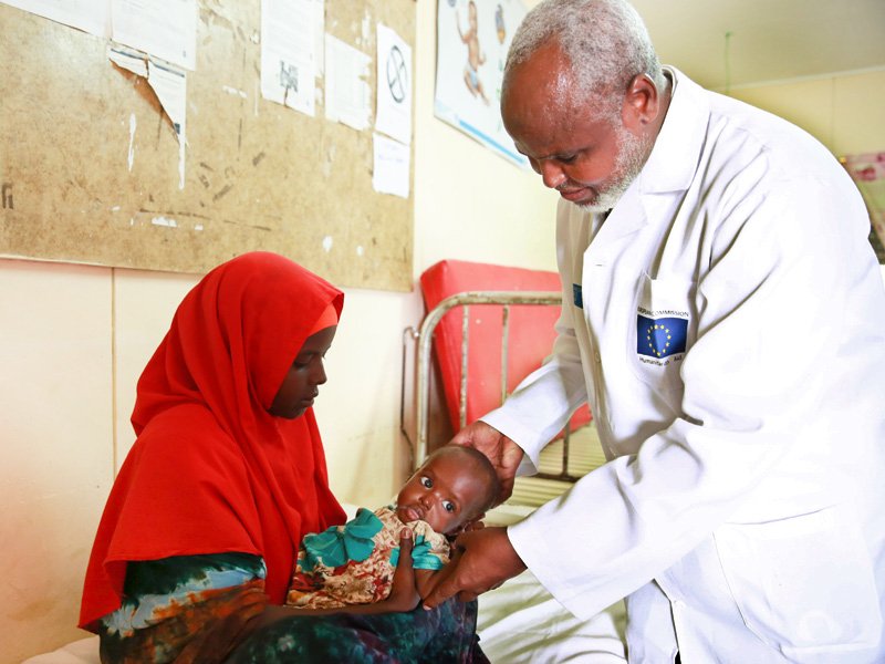 Dr. Mohamed Dakane untersucht ein kleines Mädchen. Foto: On Screen Productions/Kevin Ouma