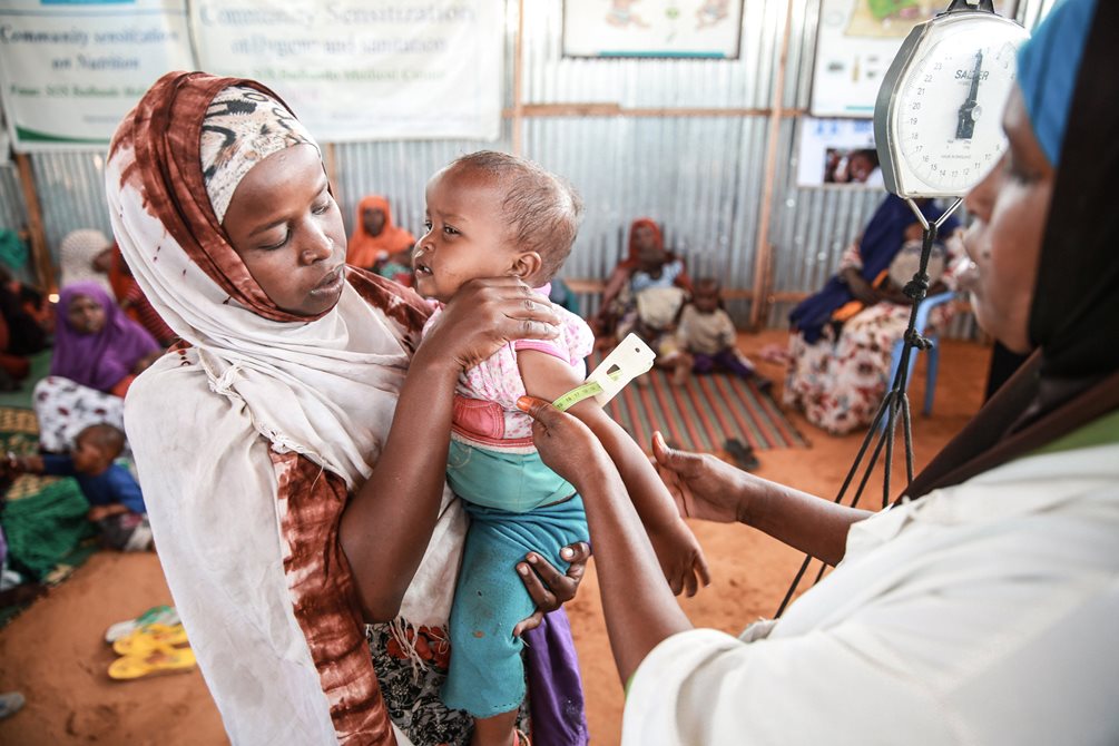 Eine Mitarbeiterin der SOS-Kinderdörfer in Somalia untersucht ein Kind auf Mangelernährung. Foto: On Screen Productions/Kevin Ouma