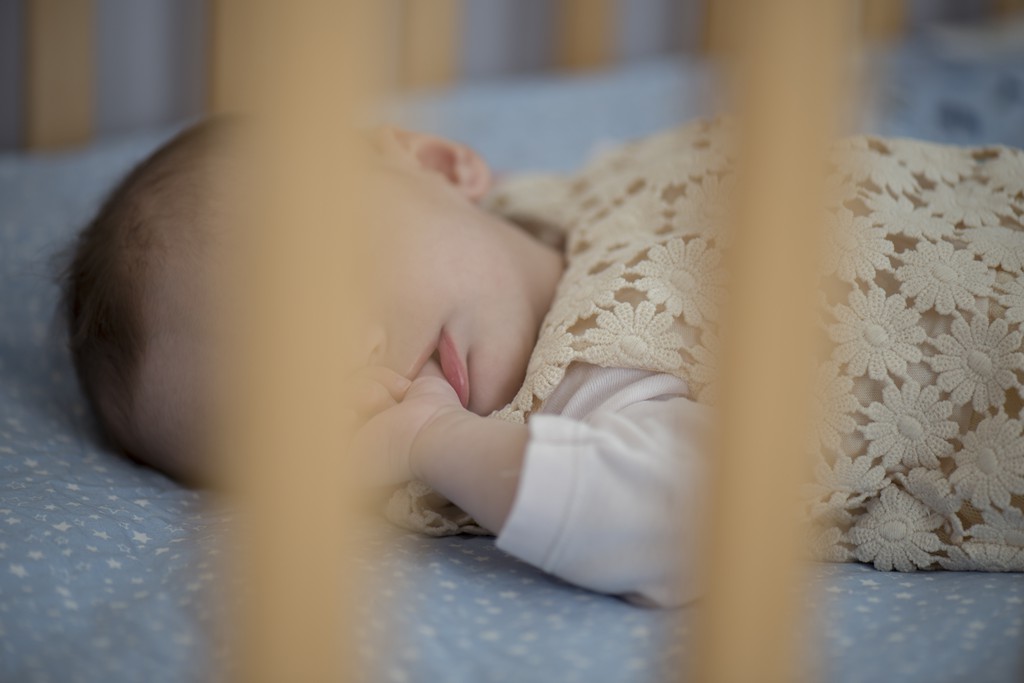 Baby im Babyhaus der SOS-Kinderdörfer in Athen