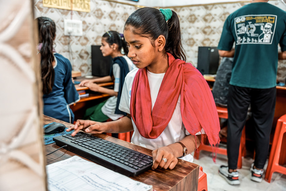 Digitales Lerncenter in Indien / Mädchen in Computer