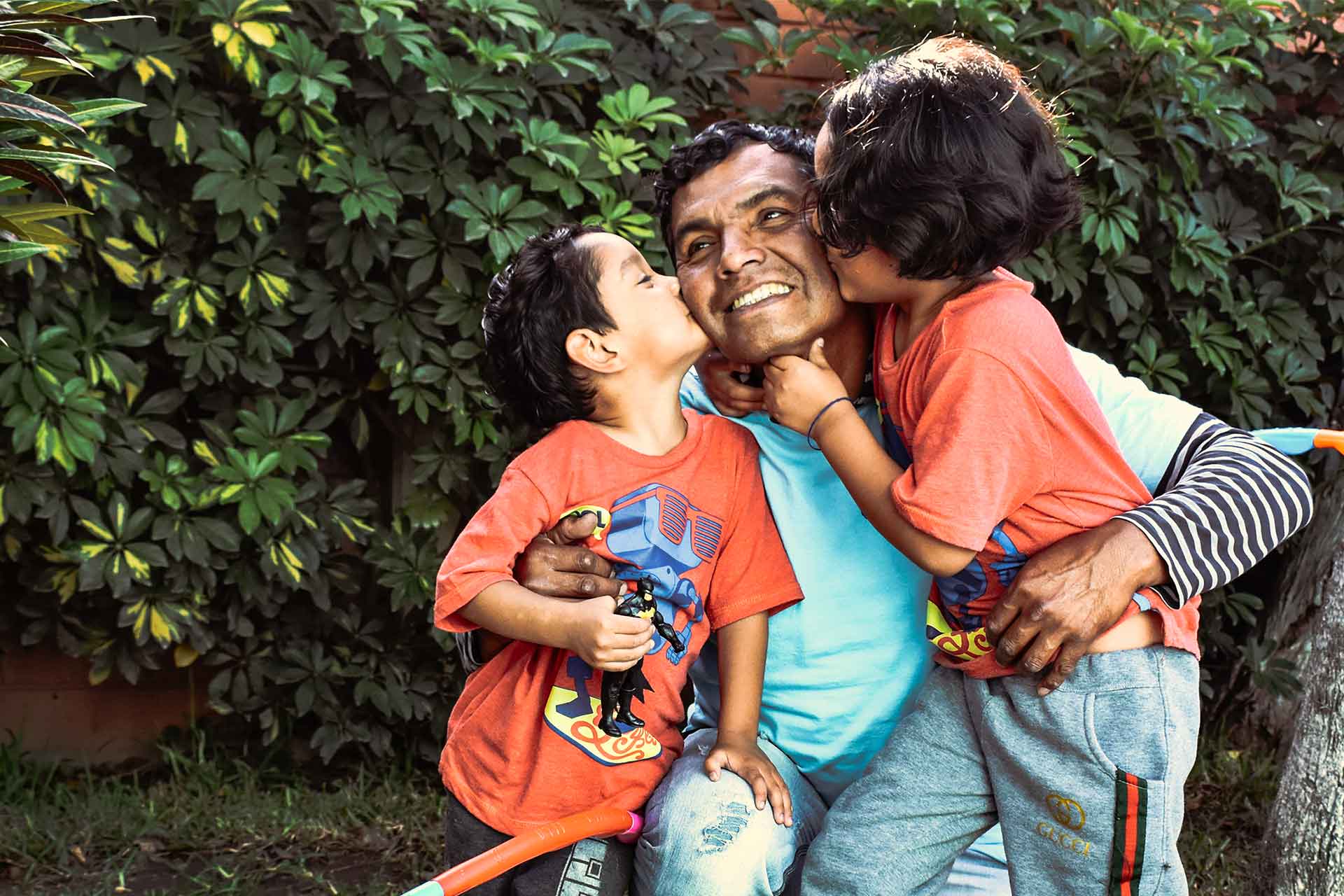 Vater mit seinen beiden Kindern