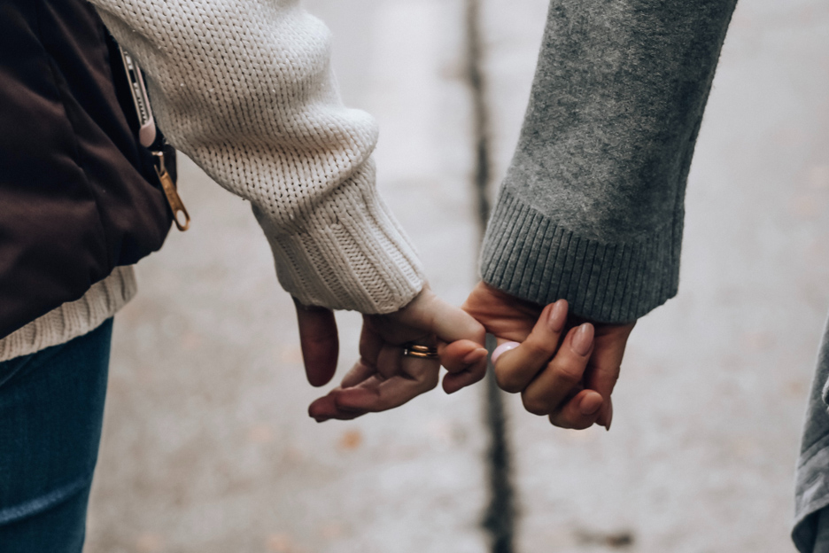 Hände haltendes Paar