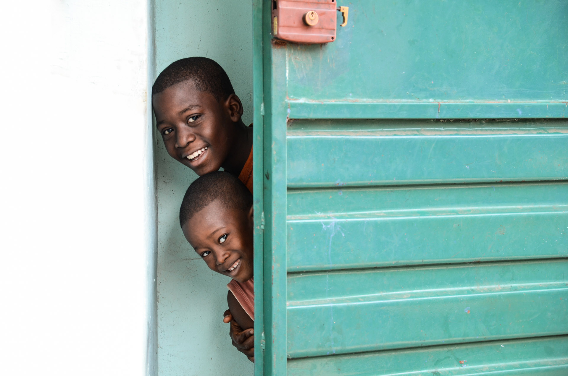 Zwei Jungen schauen durch eine Tür