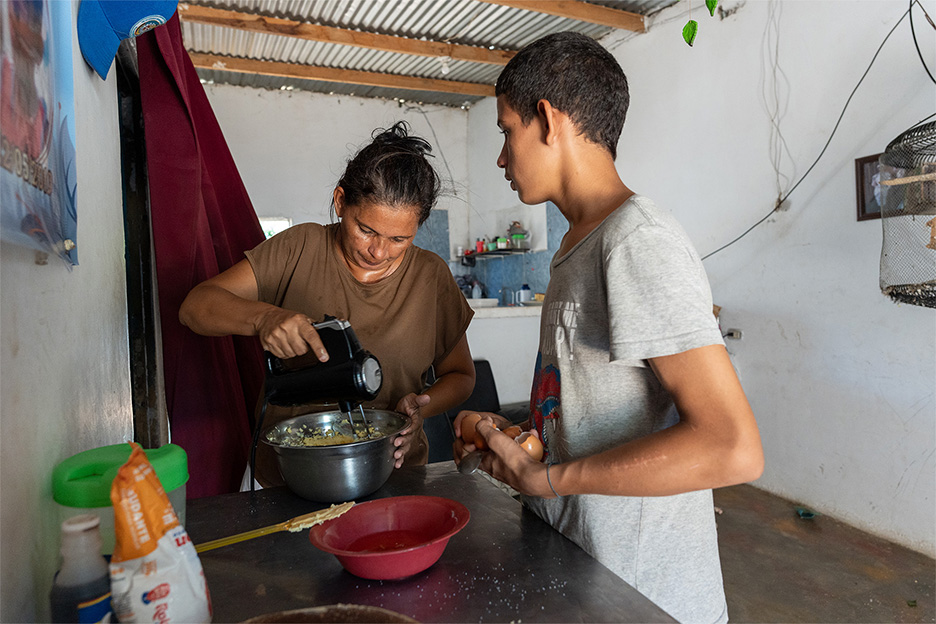 Jenny liebt es mit ihren Kindern Kuchen zu backen. Foto: Jakob Fuhr