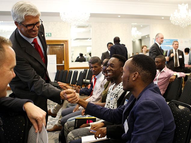 Start der neuen "YouthCan!"-Initiative in Südafrika im März 2017: Norbert Meder, Geschäftsführer von SOS-Kinderdorf International, mit Jugendlichen