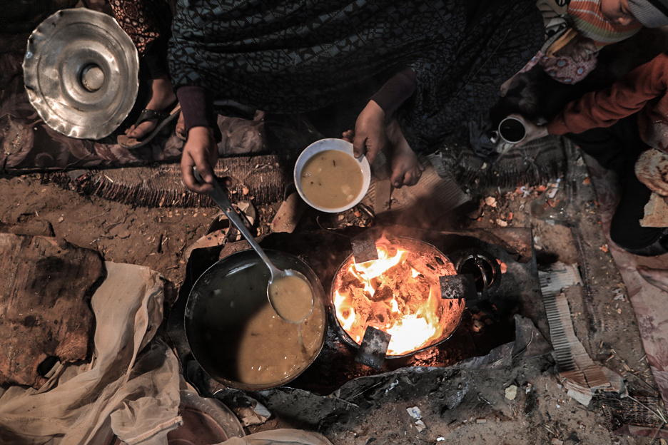 Humanitäre Helferin mit einer Gruppe Frauen