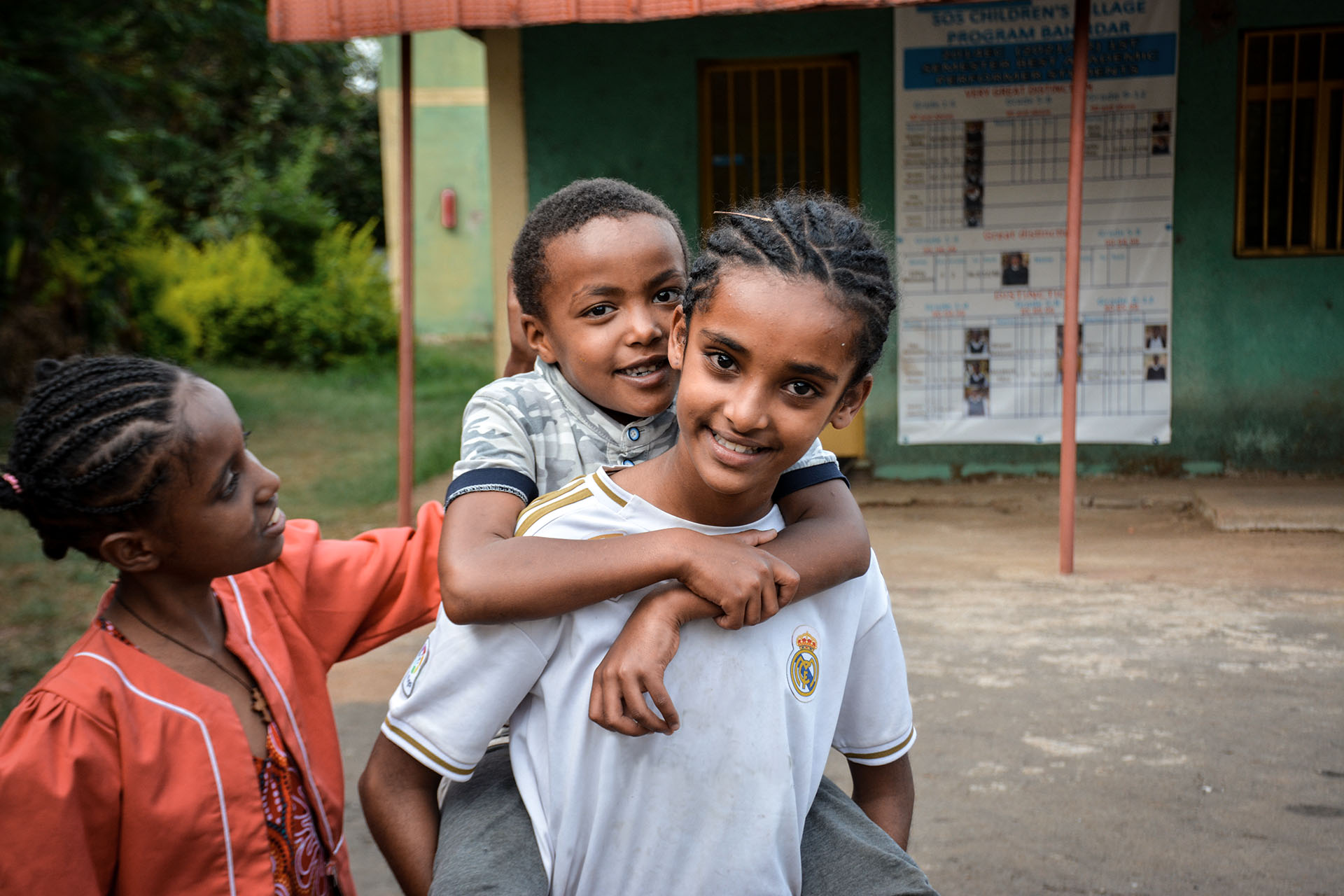 Hannah spielt mit ihren Schwestern