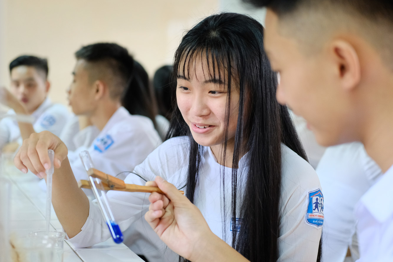 Naturwissenschaftlicher Unterricht an der Hermann-Gmeiner-Schule in Da Nang, Vietnam. Foto: Jakob Fuhr