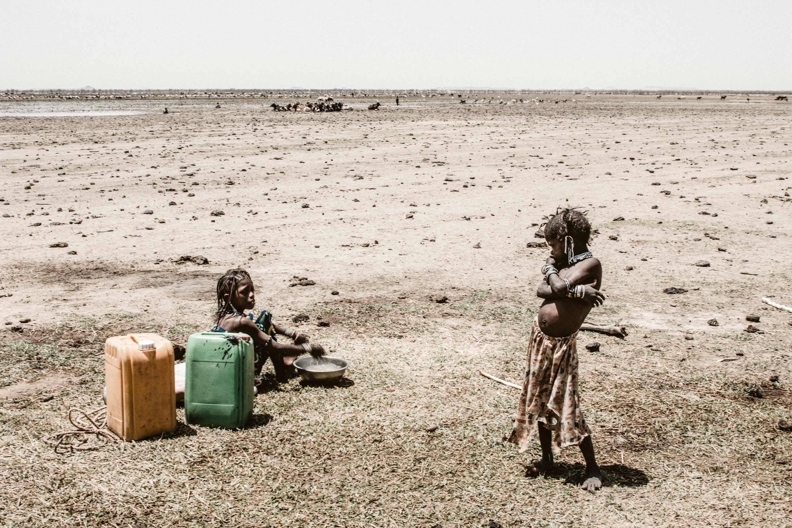 Kinder in Burkina Faso auf Wassersuche