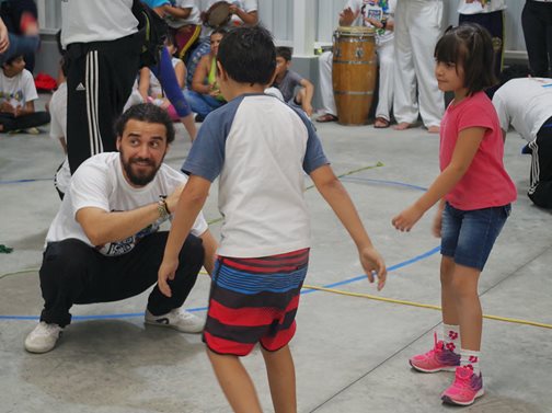 Capoeira-Lehrer mit Kindern