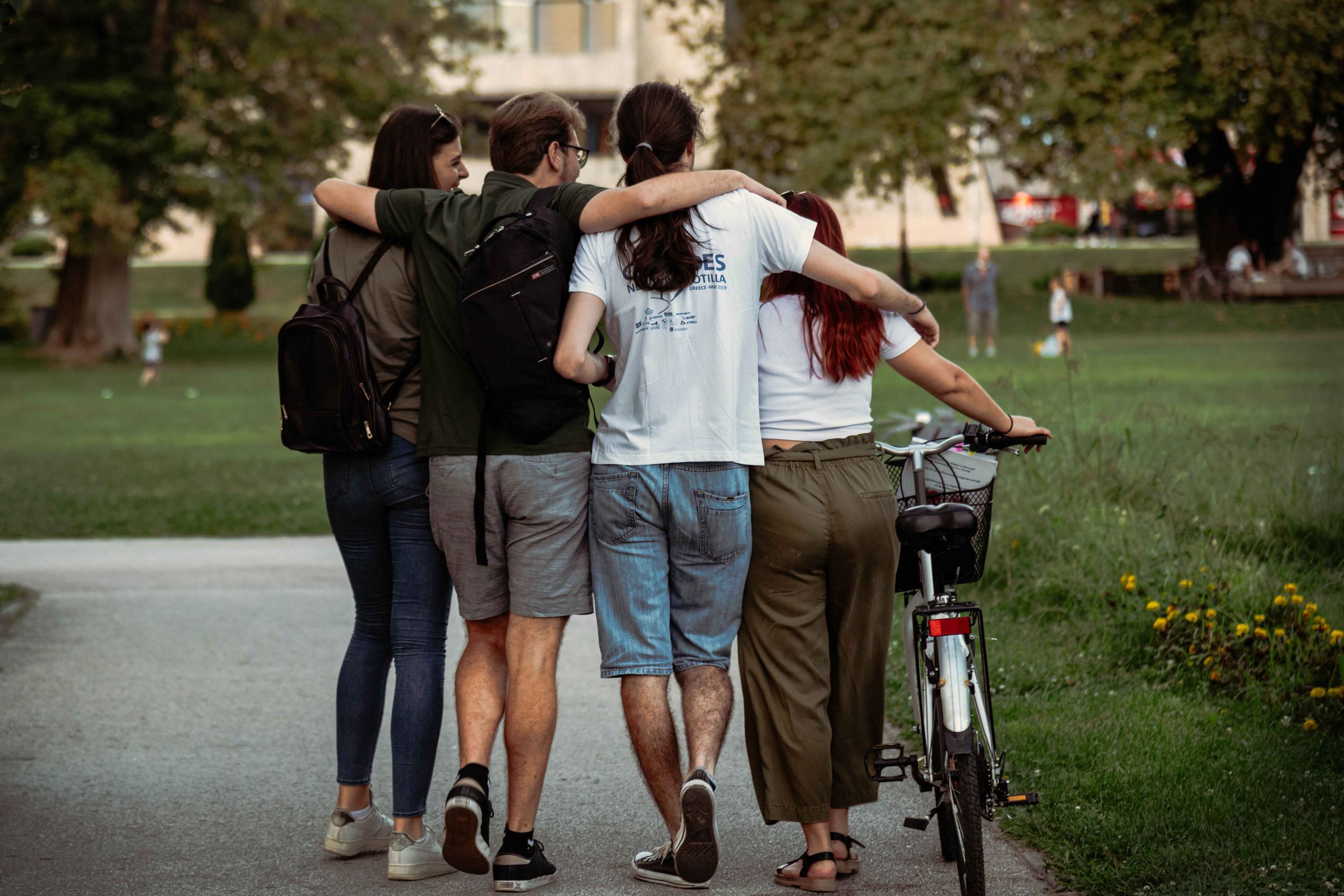 Gruppe Jugendlicher läuft durch Park