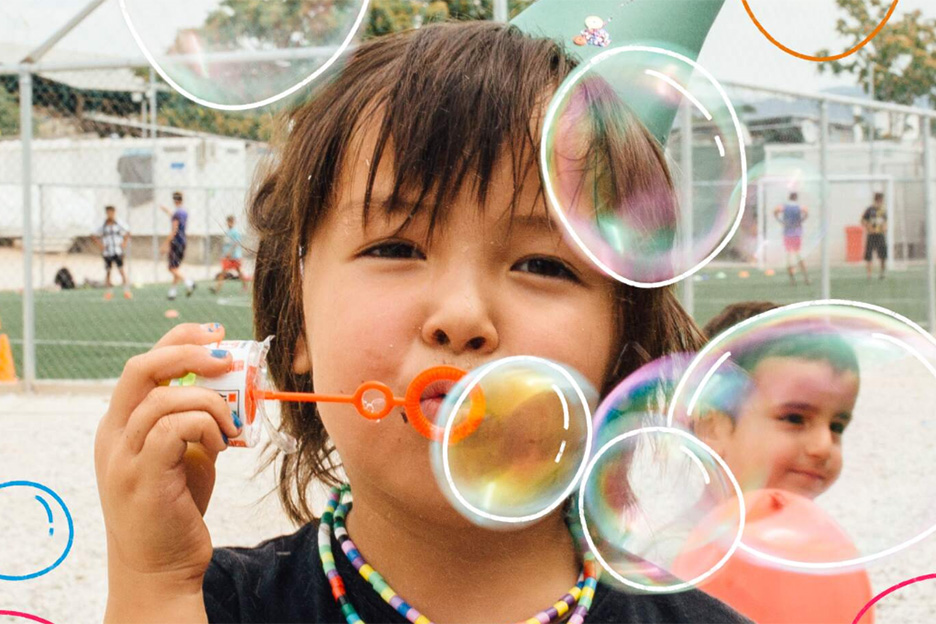 Kind pustet Seifenblasen