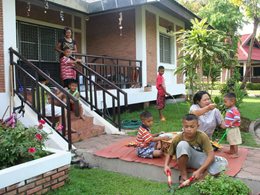 SOS-Familie in Thailand vor dem Haus. Foto: Michael Kaiser