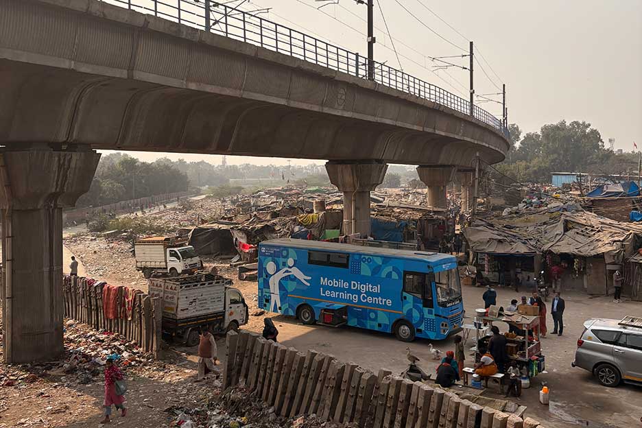 Der digitale Lernbus der SOS-Kinderdörfer fährt in die Slums von Delhi.