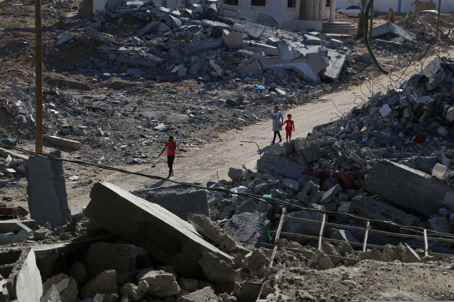 Kind in Gaza inmitten von Trümmern