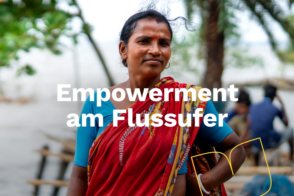 Eine Frau lacht in die Kamera