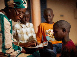 Eine SOS-Mutter macht mir ihren Kindern Schularbeiten