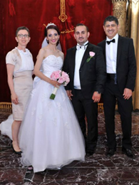 SOS-Paten bei der Hochzeit ihres ehemaligen Patenkindes.