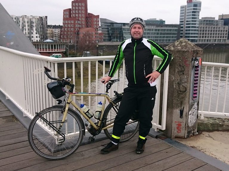 Robert Bittner will 4000 km für SOS radeln.