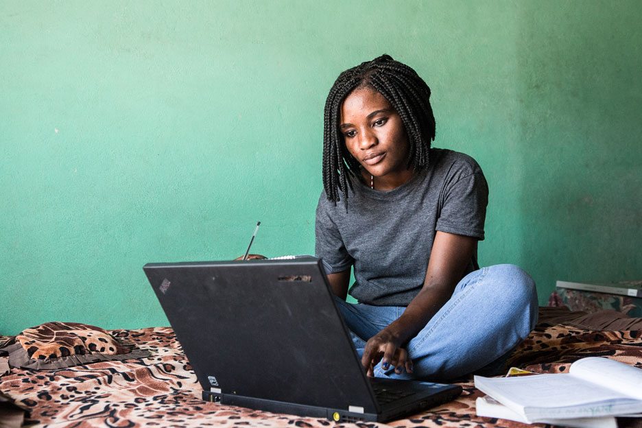 YouthCan! Diese junge Frau in Südafrika nimmt an der weltweiten Beschäftigungs-Initiative der SOS-Kinderdörfer teil.