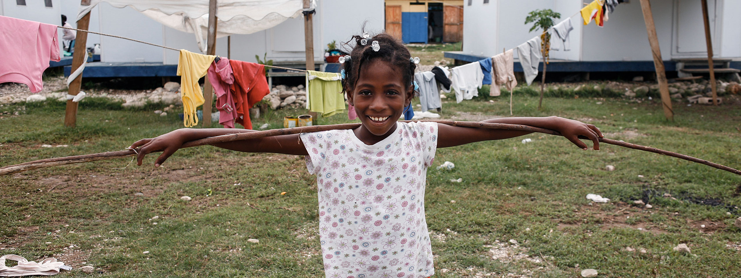 Cherline vor den Notunterkünften im SOS-Kinderdorf auf Haiti.