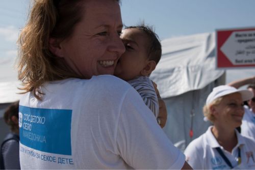SOS-Kinderdörfer-Mitarbeiterin mit einem Kind in Not.
