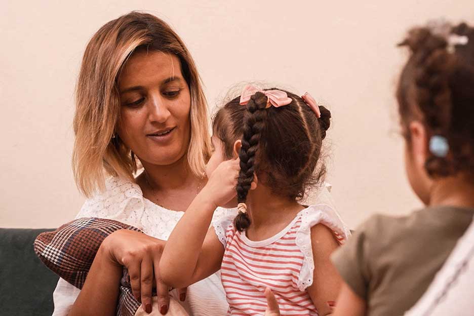 Zu Besuch im SOS-Kinderdorf: Meriem mit Kindern