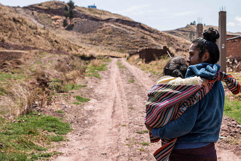 Frau mit Kind im Wickeltuch, Peru