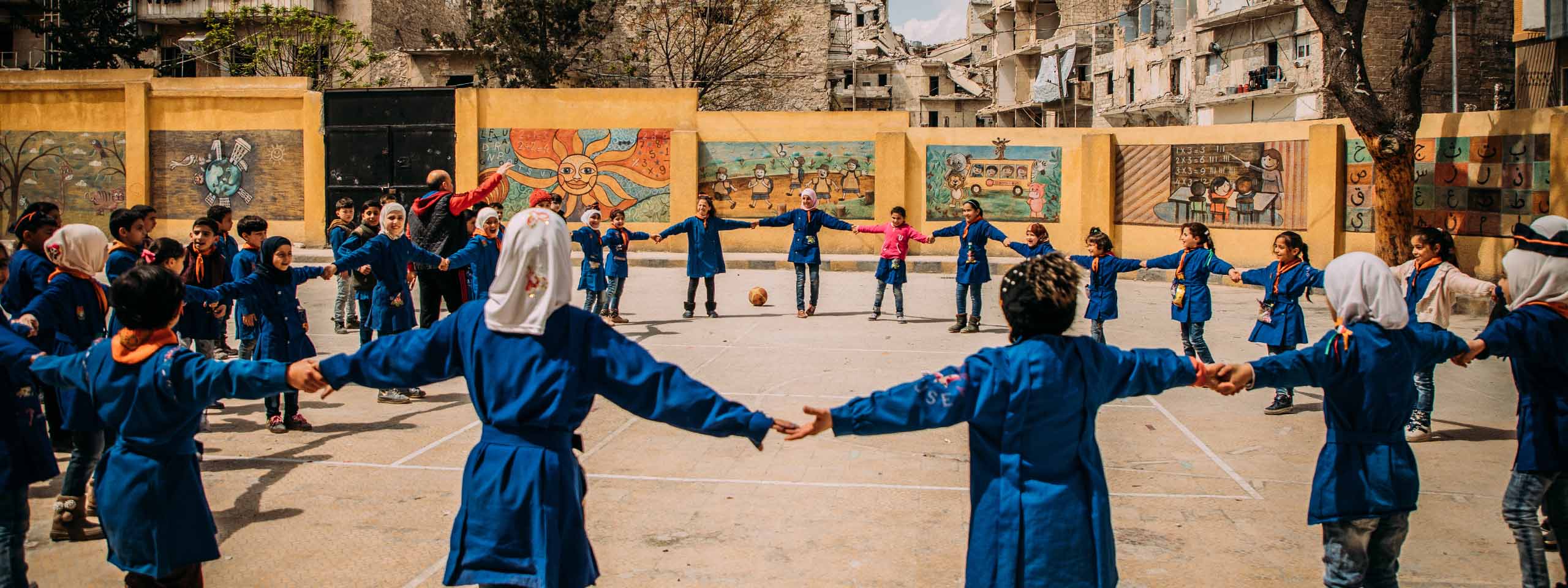 Kinder in einer Schule in Syrien halten sich an den Händen. Foto: Alea Horst