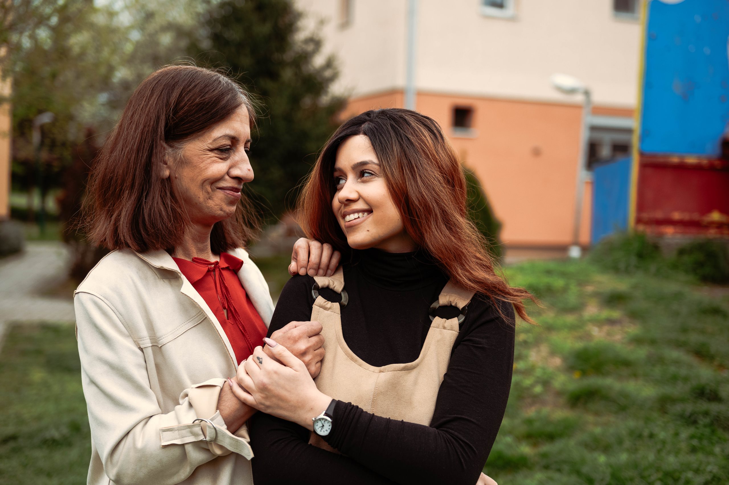 Mutter und Tochter lächeln sich an