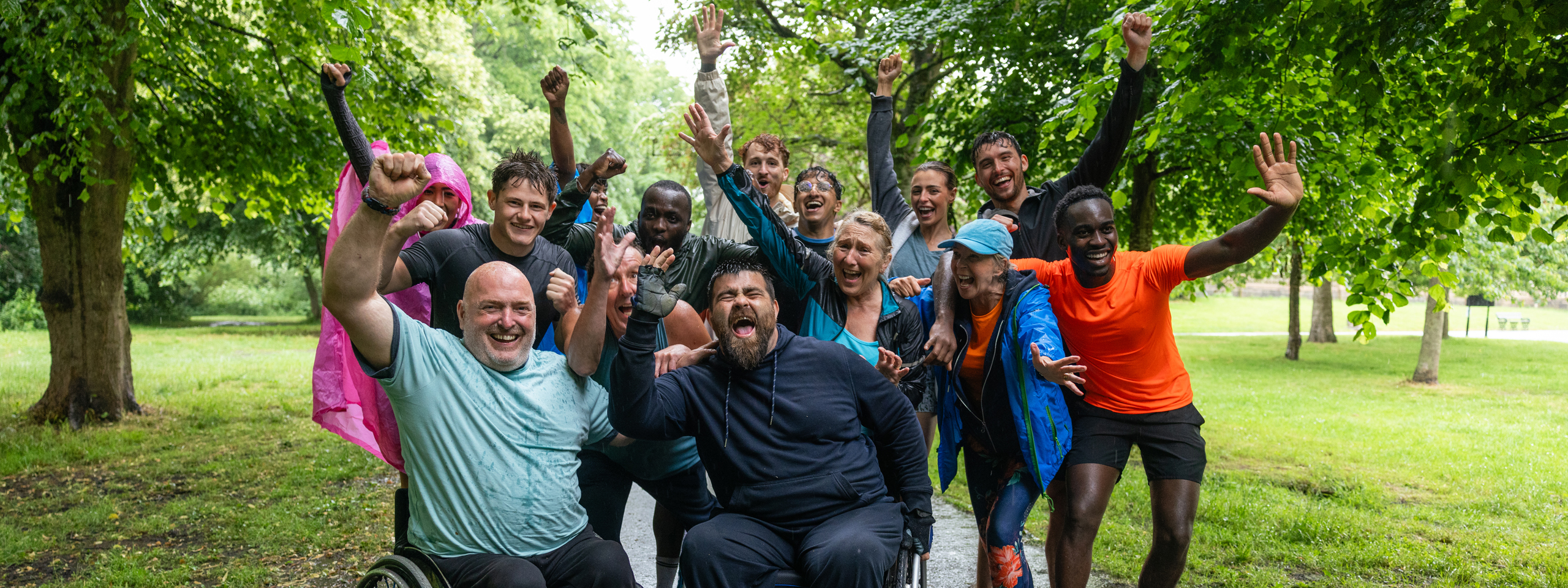 Sportler:innen jubeln nach einem Lauf