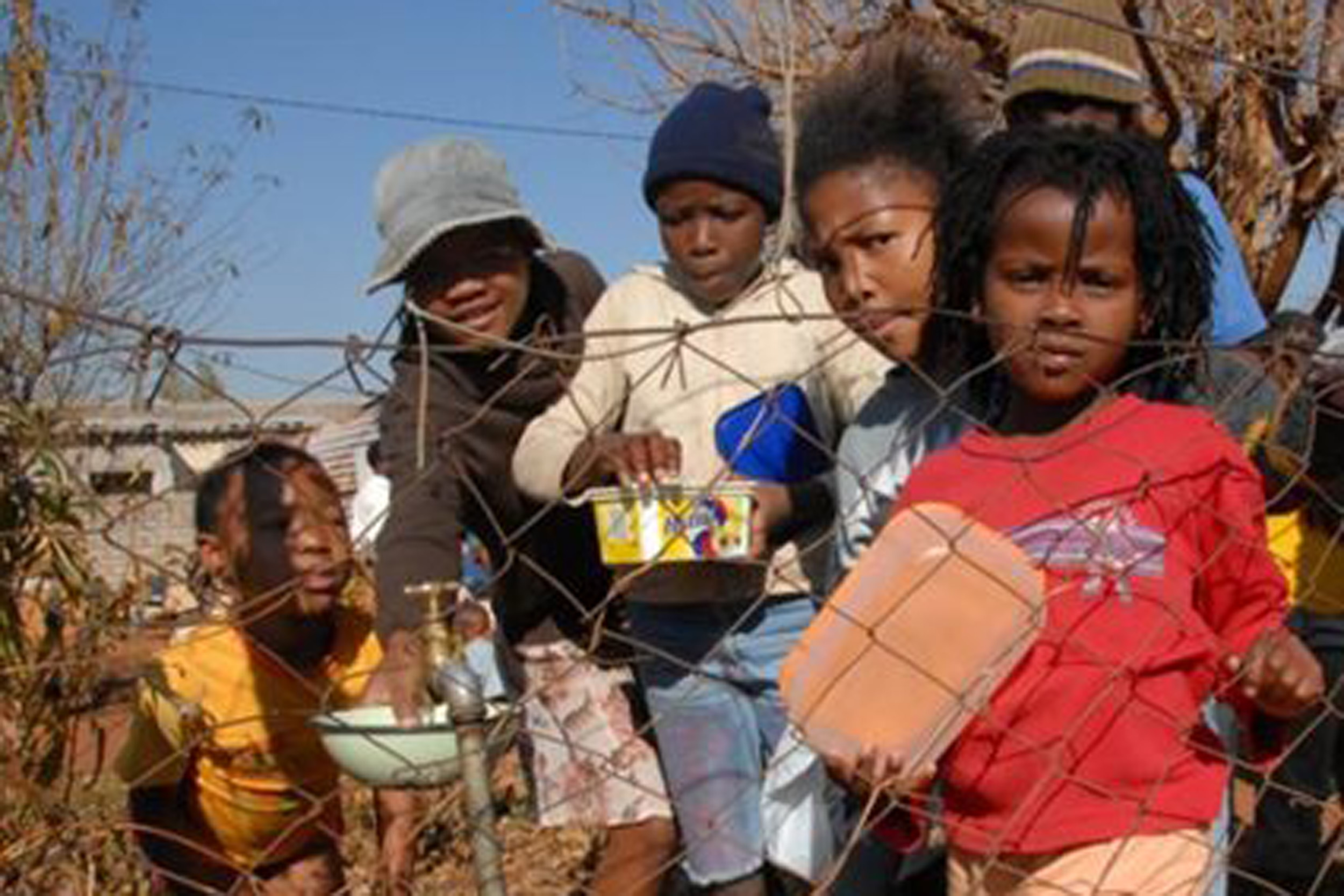 Tombi, ihr Baby und ihr kleiner Bruder