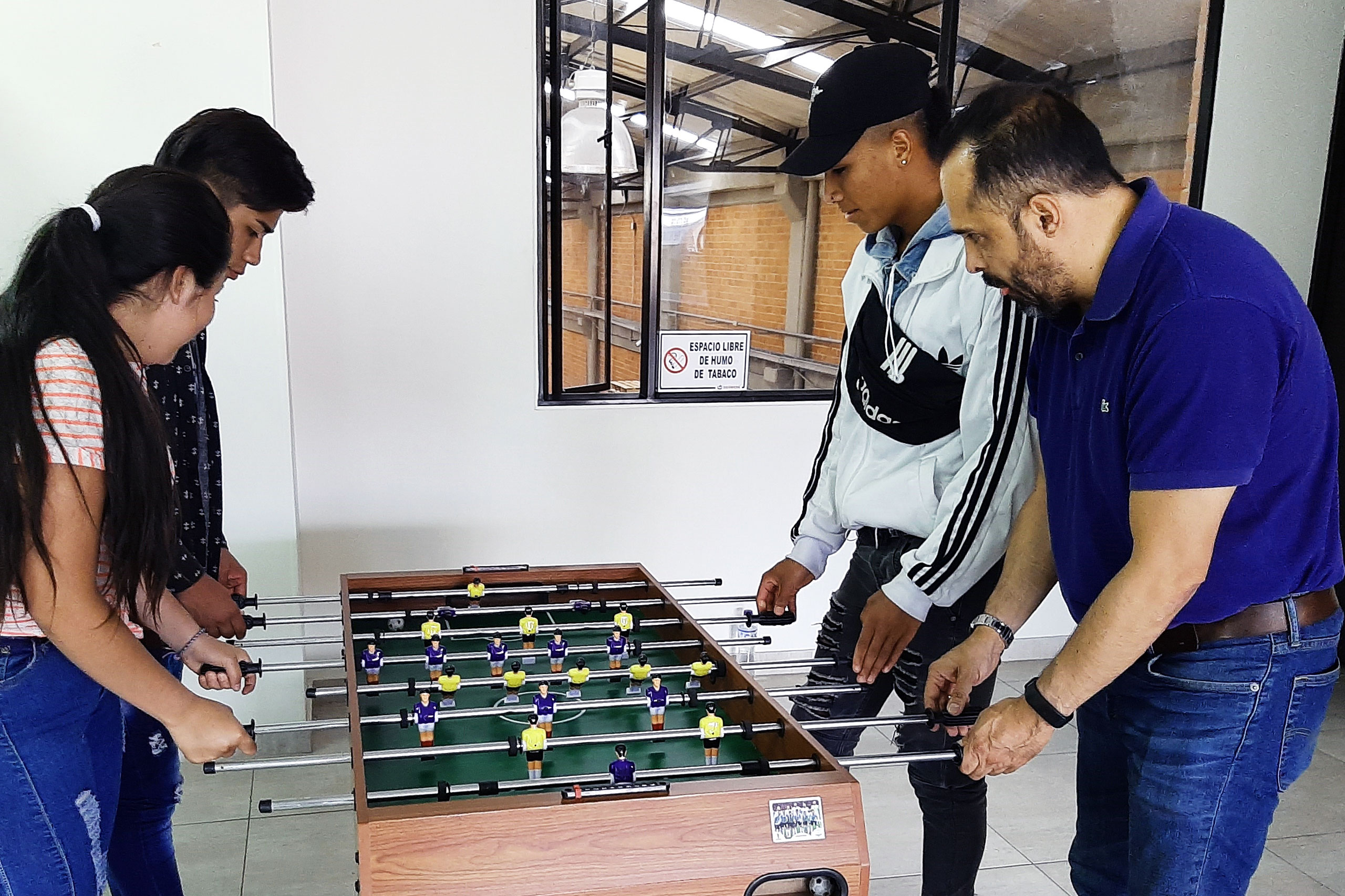 Mentor und Mentee spielen Kicker