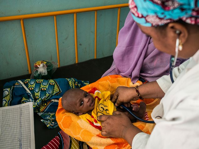 Eine Krankenschwester untersucht ein unterernährtes Baby: Die SOS-Kinderdörfer leisten im Niger in der Grenzregion von Diffa seit 2015 Nothilfe. Foto: Vincent Tremeau
