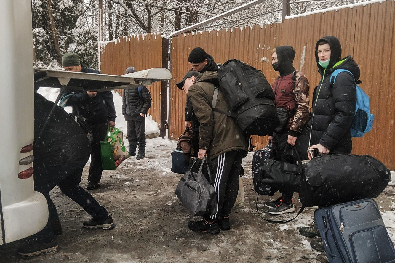 Menschen flüchten vor Krieg und Winter in der Ukraine