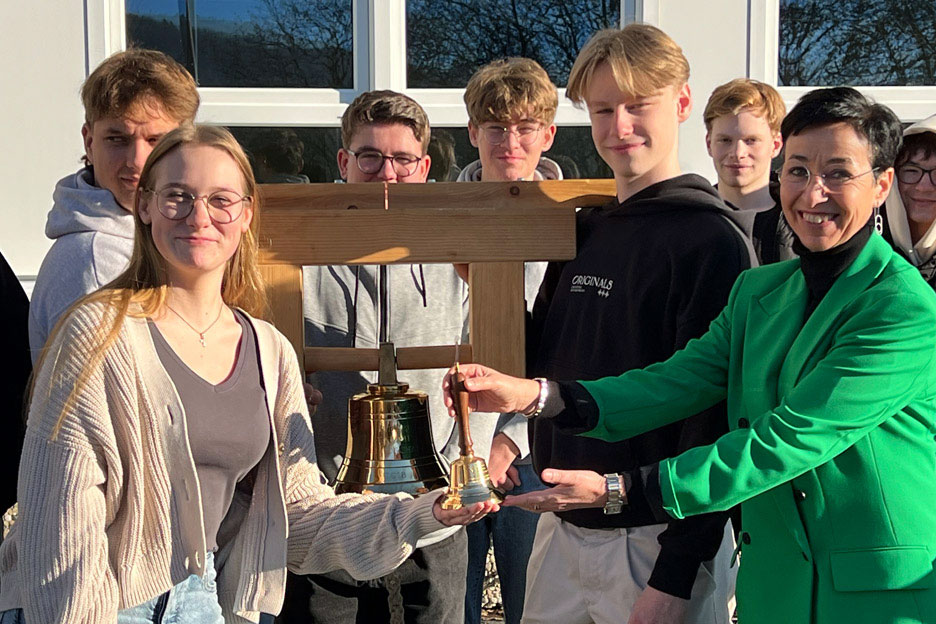 Schüler:innen der Hermann-Gmeiner-Schule Daaden mit Friedensglocke