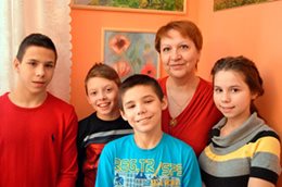 SOS-Kinderdorfmutter mit Kindern