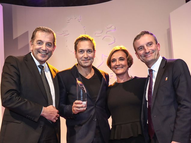 Ehrung als "Düsseldorfer des Jahres 2017": Tom Bender, Geschäftsführer Rheinische Post Mediengruppe, Preisträger Dieter Nuhr, SOS-Vorstand Petra Horn und Oberbürgermeister Thomas Geisel (v.l.). Foto: Rheinische Post/Melanie Zanin