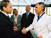 Für sein Engagement hat Peter Losinger (r.) die SOS-Verdienstmedaille erhalten.