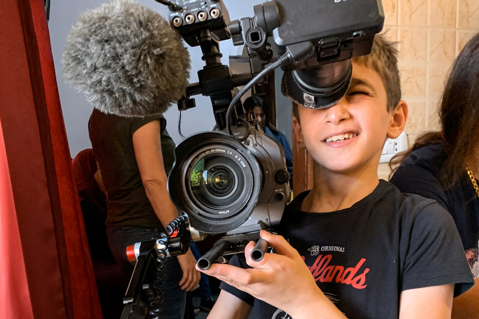 Junge im SOS-Kinderdorf in Jordanien mit Filmkamera. Foto: Christine Kehrer
