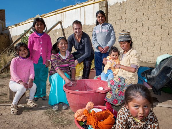 Besuch der SOS-Kinderdörfer in Bolivien: Dieter Nuhr bei einer Familie in La Paz, die durch die SOS-Familienhilfe unterstützt wird. Beim RTL-Spendenmarathon 2016 stellte Dieter Nuhr das SOS-Projekt vor. Foto: RTL/Daniel van Moll