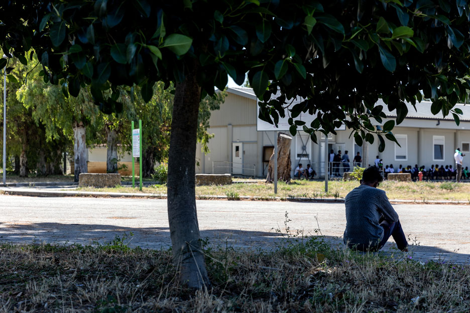Junger Flüchtling sitzt im Aufnahmezentrum in Crotone, Italien, unter einem Baum. Foto.: Alea Horst