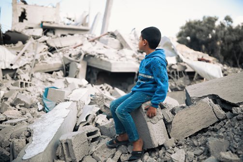 Symbolbild: Kind in Palästina in einem Trümmerhaufen. Foto: Hosny Salah