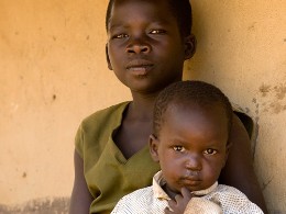 Viele Mädchen und Jungen im SOS-Kinderdorf Gulu, Uganda, sind Bürgerkriegswaisen mit traumatischen Erlebnisse
