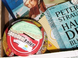 Spendenbüchse und Bücher