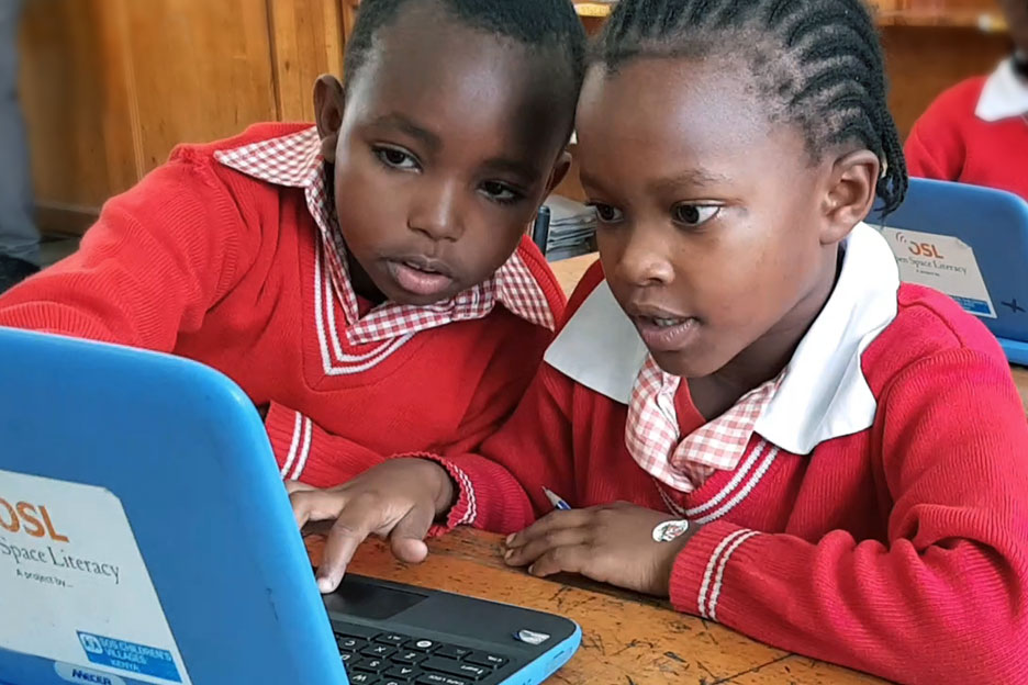 Kinder in Kenia im Unterricht am Computer. Foto: Ahmed Mihaimeed