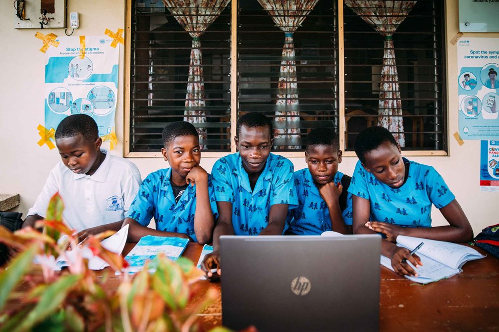 Zuhause lernen: Kinder im SOS-Kinderdorf in Ghana vor dem Computer. Foto: Alea Horst